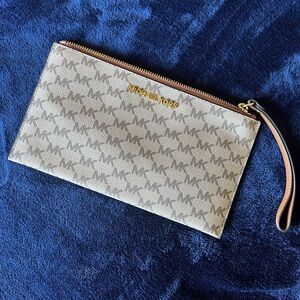 NWOT Michael Kors Wristlet Purse